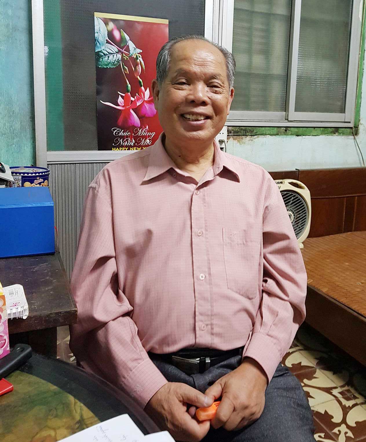 GS Bùi Hiền trong phòng làm việc giản dị ở một chung cư cũ thuộc Quận Thanh Xuân.