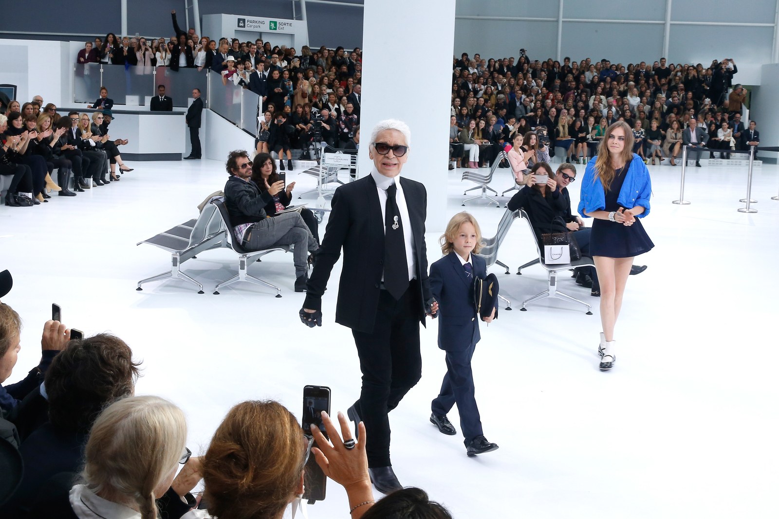 Trong vai cơ trưởng nhí, Hudson ra chào các khán giả của show diễn Chanel Xuân Hè 2016 cùng nhà thiết kế Karl Lagerfeld và nàng mẫu nổi tiếng Cara Delevigne.