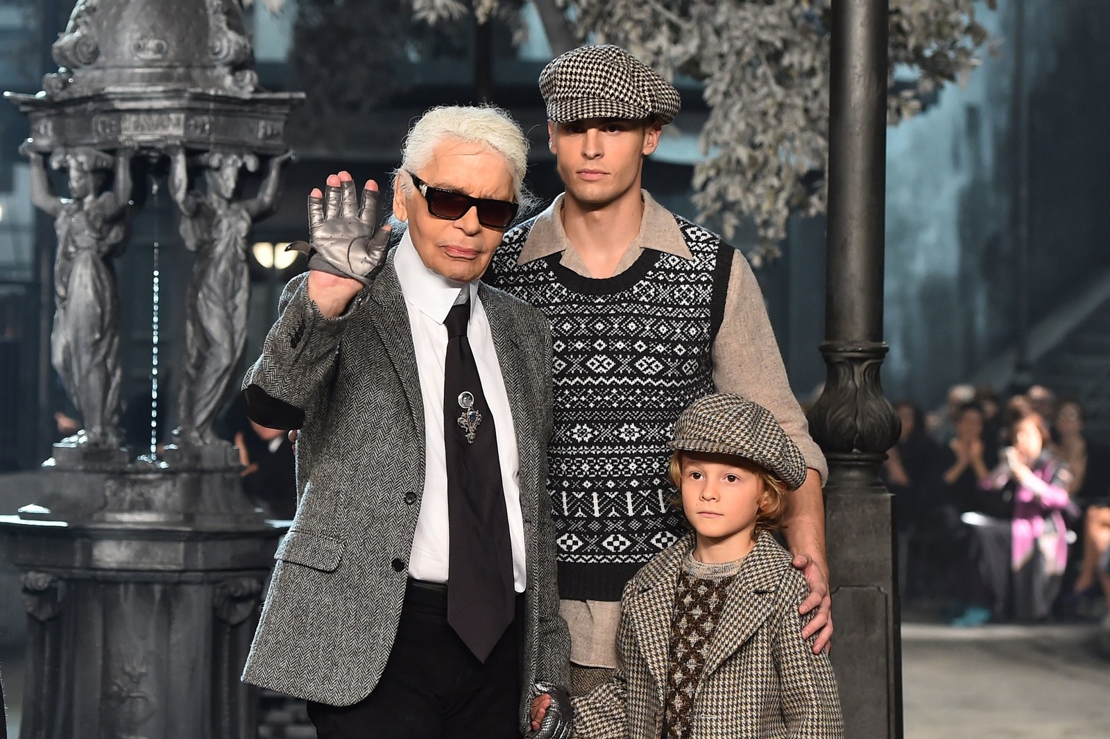 Hudson thường xuyên xuất hiện cùng nhiều chàng thơ và nàng thơ của Karl Lagerfeld; như với người mẫu Baptise Giabiconi tại show diễn Chanel Paris-Rome.