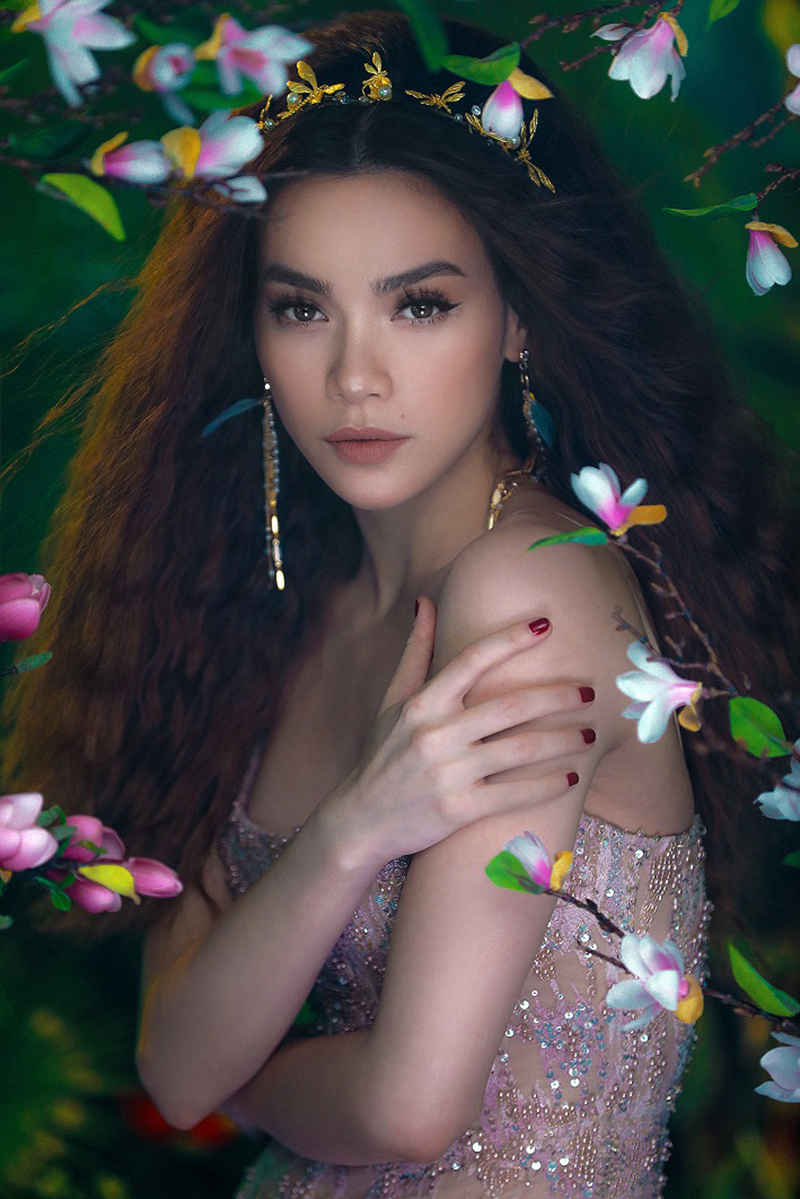 Từ trước đến nay, nữ ca sĩ có không ít bộ hình thời trang đặc sắc, tuy nhiên, Chung Thanh Phong là người đầu tiên mang đến hình ảnh một nữ thần Hồ Ngọc Hà thật sự thông qua những thiết kế thời trang.