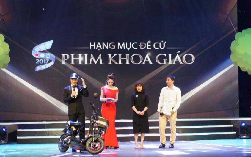 Hai MC Hạnh Phúc và Thụy Vân giao lưu với đại diện đoạt Giải nhất phim khoa giáo trên sân khấu trao giải.