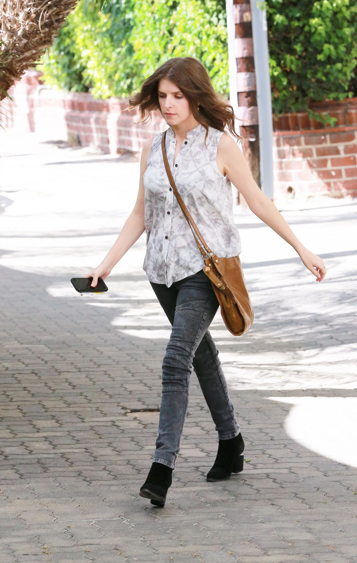 anna-kendrick-arrives-at-reese-witherspoon-s-office-in-santa-monica-09-28-2015_6