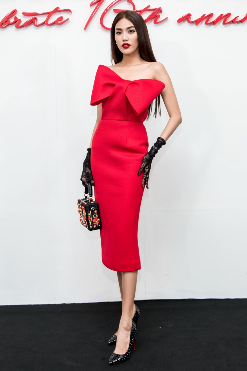 Lan Khuê mặc đầm quây có chiếc nơ nữ tính trước ngực, phối cùng giày Christian Louboutin và túi xách Dolce & Gabbana