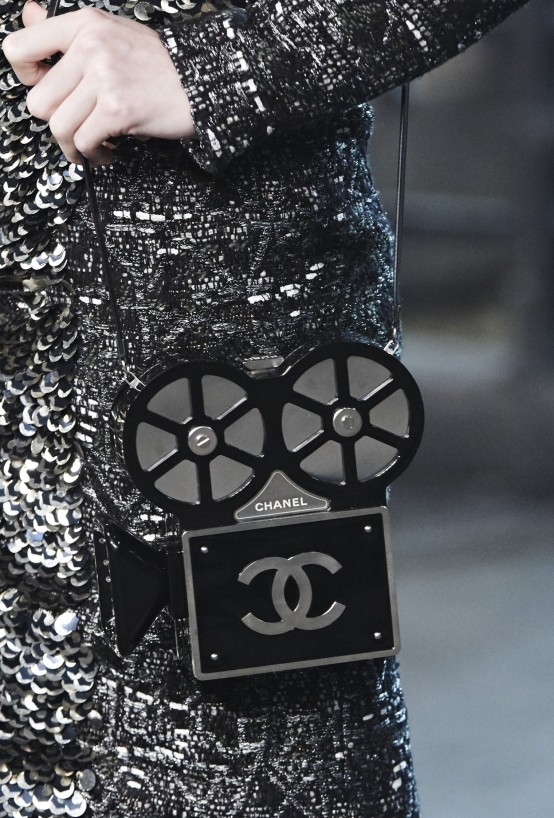 Để được sở hữu chiếc túi hình camera đặc biệt từ bộ sưu tập Chớm Thu 2016 của Chanel, bạn cần bỏ ra $13.000 (gần 300 triệu đồng).