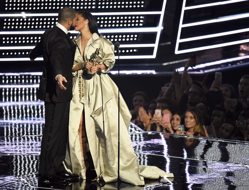NEW YORK, NY - AUGUST 28: Drake presents Rihanna with the The Video Vanguard Award during the 2016 MTV Video Music Awards at Madison Square Garden on August 28, 2016 in New York City. (Photo by Michael Loccisano/Getty Images)