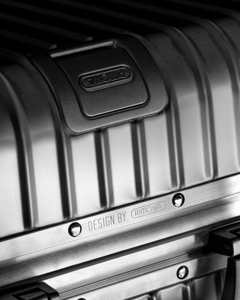 RIMOWA là một trong số ít những thương hiệu sản xuất va li của Đức vẫn còn hoạt động và không ngừng mở rộng trên phạm vi toàn cầu. 