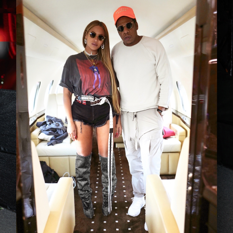 Beyoncé và chồng là Jay-Z trên phi cơ riêng. Cô mang đôi boots Niki đính pha lê của Saint Laurent có giá 10.000USD.
