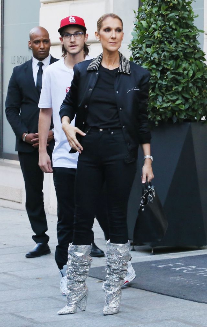 "Bà hoàng" Celine Dion cũng sở hữu một đôi boots Niki đính pha lê. 