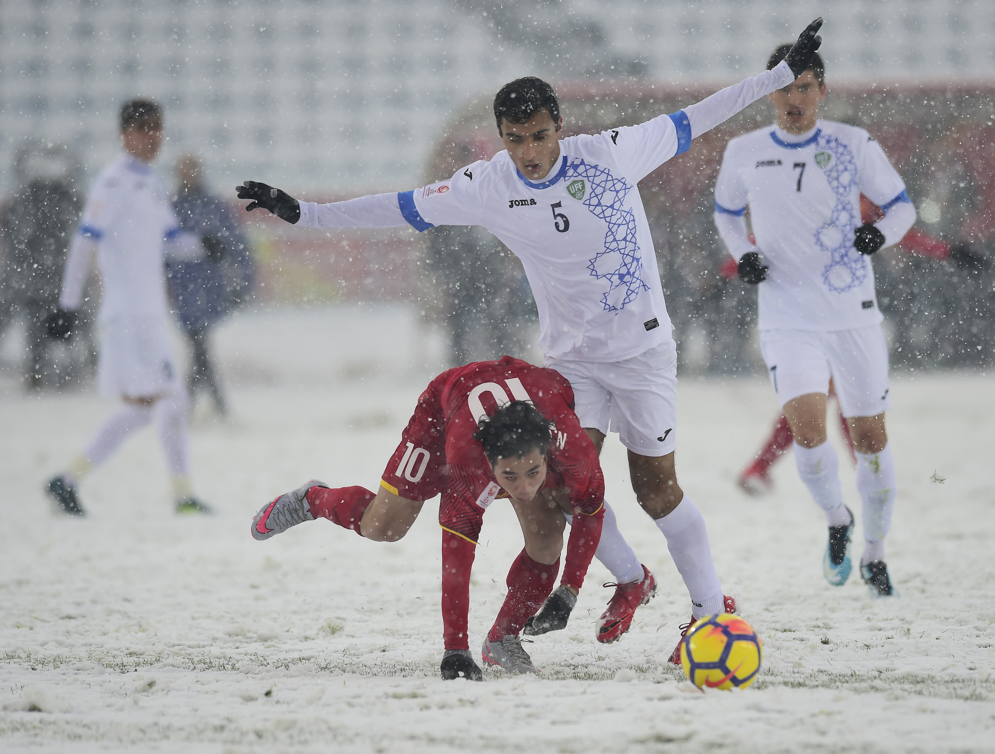 Vietnam's Nguyen Cong Phuong (L) competes for the ball with Uzbekistan's Otakhonov Abbosjon (2nd R) during their AFC Under-23 Championship final football match in Changzhou, in China's eastern Jiangsu province on January 27, 2018. / AFP PHOTO / - / China OUT