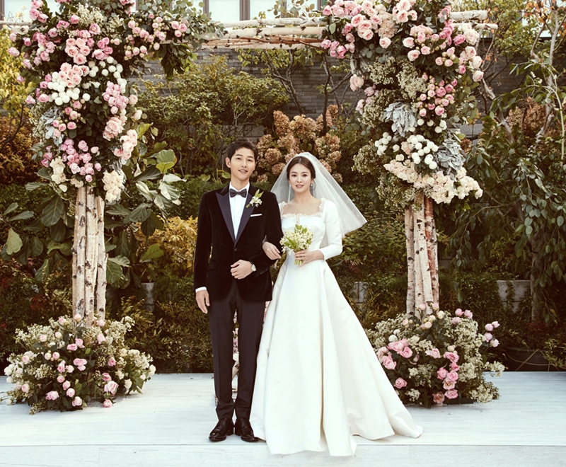 Váy cưới Hàn Quốc đơn giản sang trọng nhất 2023 - Lucky Anh & Em