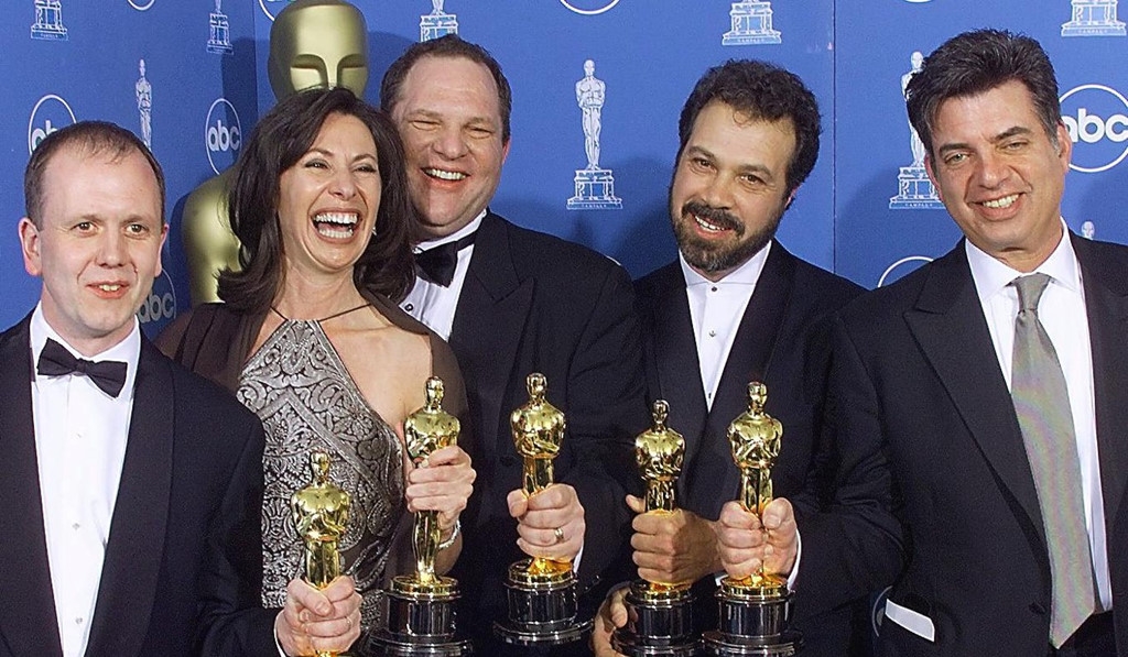 Harvey Weinstein cùng các nhà sản xuất Shakespeare in Love ăn mừng giải Oscar năm 1999