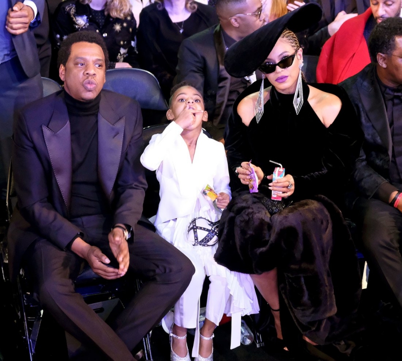 Cô bé thản nhiên ăn nhẹ trên hàng ghế đầu tại Lễ trao giải Grammy 2018. Mẹ Beyonce có "nhiệm vụ" giữ đồ ăn và đồ uống cho cô bé. 