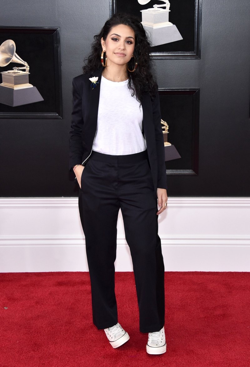 Nữ ca sĩ trẻ Alessia Cara mặc một bộ suit đen với áo thun trắng cùng giày vải màu trắng.