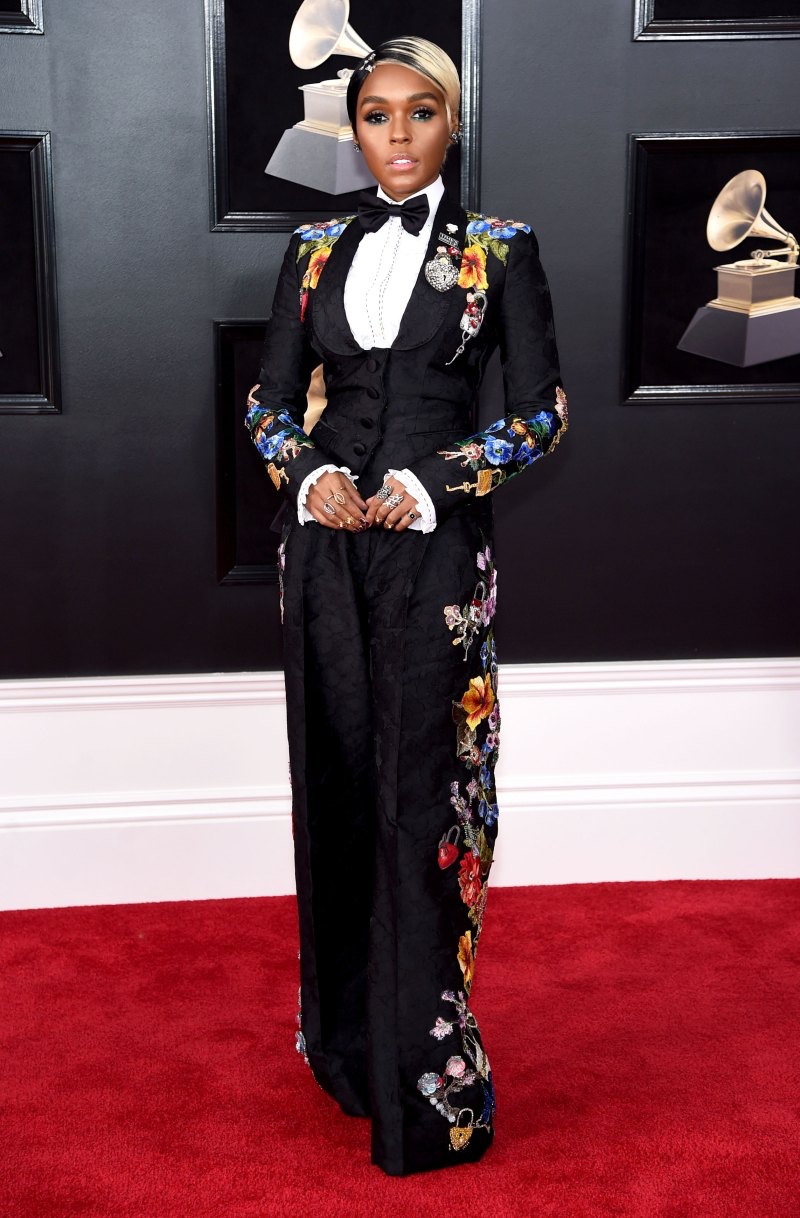 Janelle Monae luôn nổi bật tại bất kỳ sự kiện nào cô tham dự. Tại Grammy năm nay, cô chọn một bộ tuxedo của Dolce & Gabbana với những họa tiết hoa nhiều màu sắc vô cùng bắt mắt. 