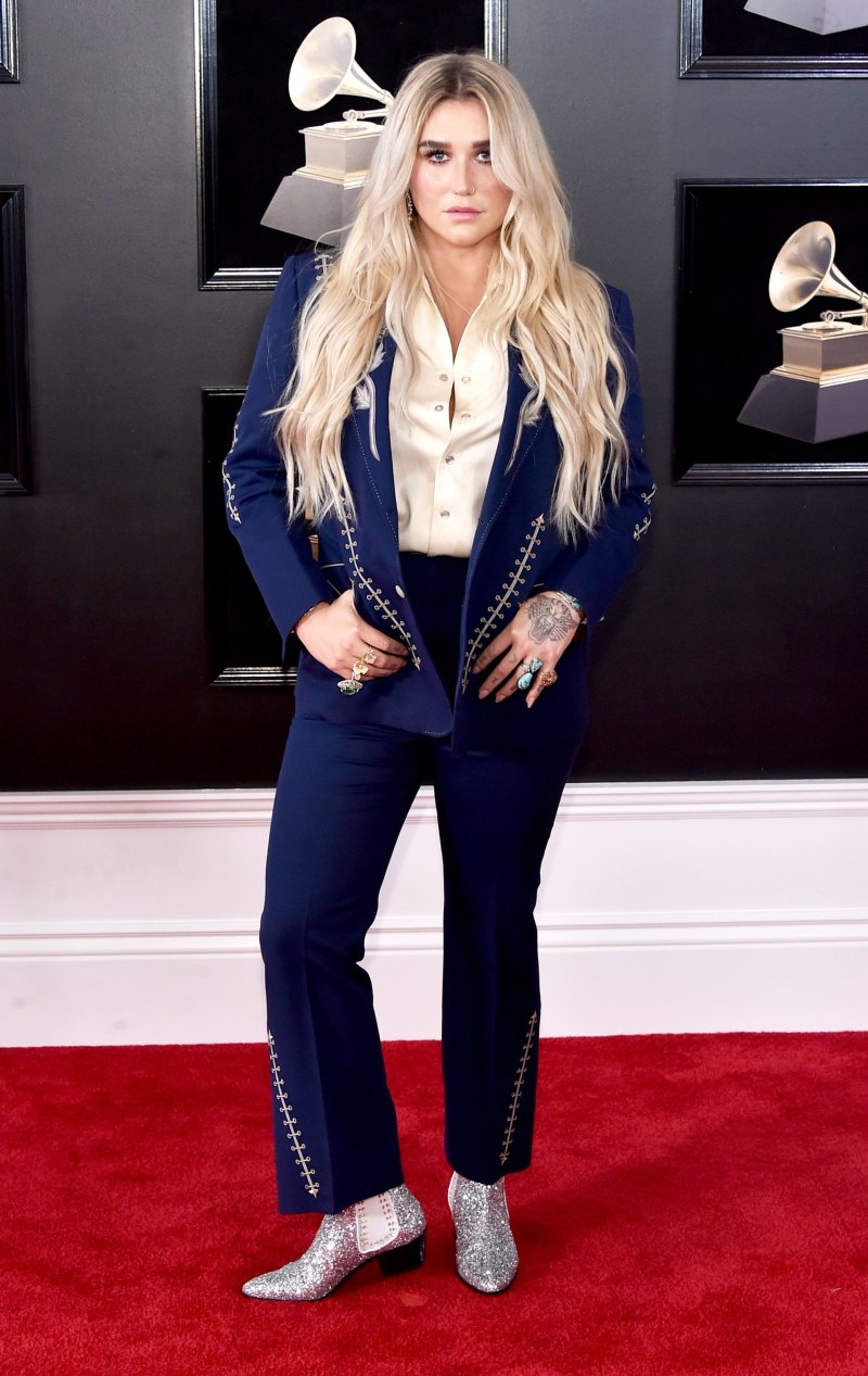 Kesha mặc bộ trang phục mang đậm phong cách cowboy, "chơi trội" với đôi boots lấp lánh vô cùng bắt mắt. 