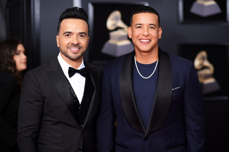 Chủ nhân của đề cử Bài hát của năm "Despacito" Luis Fonsi (trái) và Daddy Yankee lịch lãm trên thảm đỏ Grammy. 
