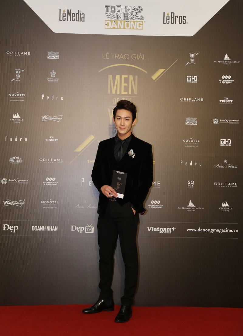 Diễn viên, ca sĩ Song Luân với áo blazer nhung được điểm trang bằng cài áo độc đáo. 