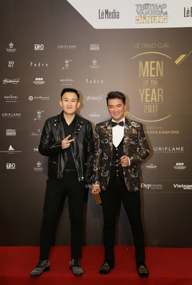 "Pioneer of the Year" Đàm Vĩnh Hưng (phải) xuất hiện trong bộ tuxedo three-piece với chiếc áo blazer thêu đính tinh xảo. Trong khi đó, nam ca sĩ Dương Triệu Vũ mặc bộ trang phục "đen toàn tập" với áo khoác da và giày nạm đinh cá tính. 