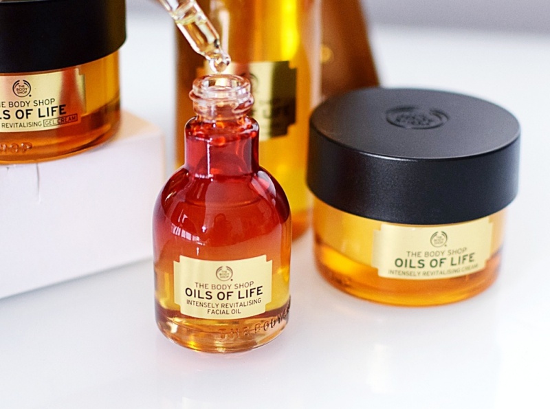 The Body Shop - Oils of Life™ Intensely Revitalising Facial Oil: Dầu dưỡng chứa dầu hạt thìa là đen từ Ai Cập, dầu hạt hoa trà my từ Trung Quốc và dầu hạt nụ tầm xuân từ Chilê, ngay lập tức bổ sung độ ẩm và phục hồi vẻ sáng bóng cho làn da. Giá: 1.078.000VND