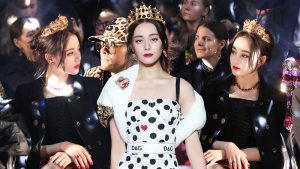 Địch Lệ Nhiệt Ba đẹp tựa nữ thần trên hàng ghế đầu show diễn của Dolce & Gabbana