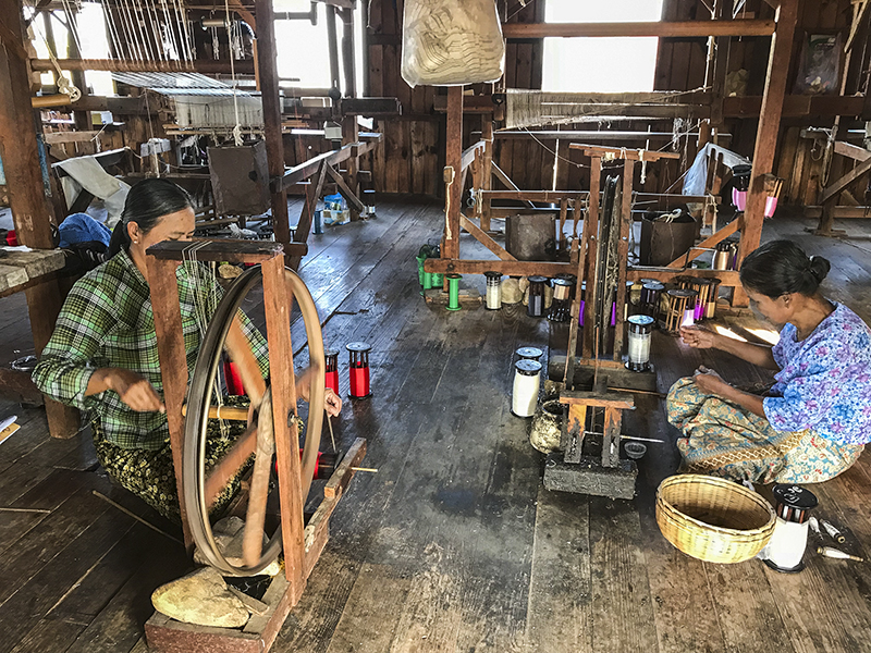 Đến Myanmar đừng bỏ qua In Paw Khone với lụa từ tơ sen độc đáo