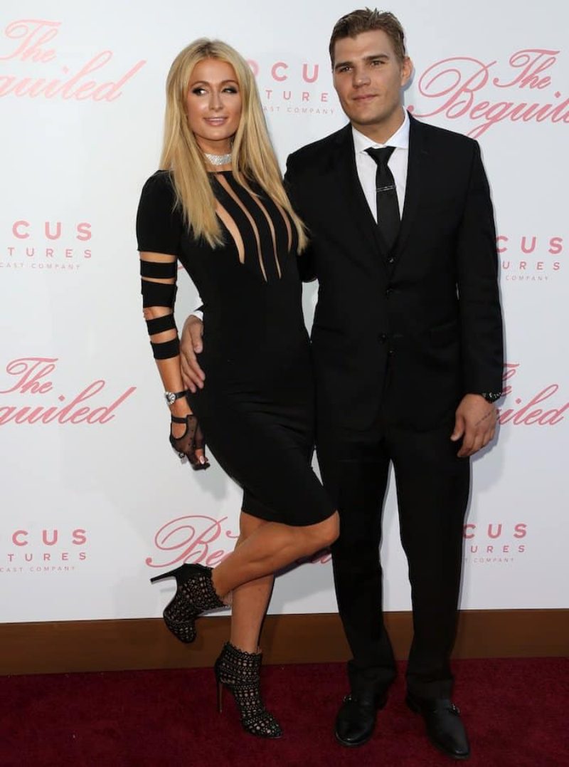 Hồi tháng 6 năm ngoái trong sự kiện ra mắt phim "The Beguiled" ở Los Angeles, Paris Hilton cũng mang đôi booties của Azzedine Alaia này. 