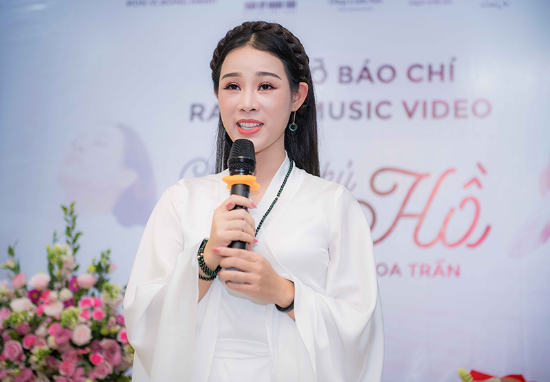 Ca sĩ Hoa Trần chia sẻ niềm hạnh phúc trong ngày ra mắt MV.