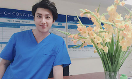 Bác sĩ phụ sản “nam thần” hot nhất Việt Nam tâm sự về nghề