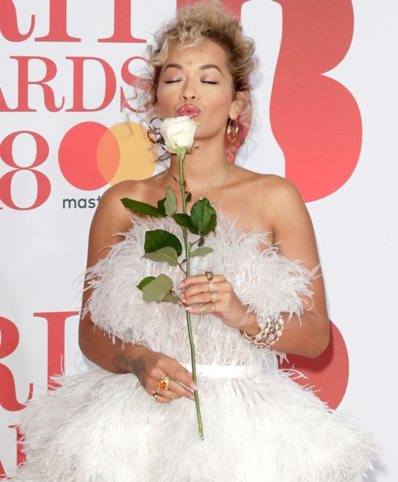 "Nàng tắc kè hoa" Rita Ora gợi cảm trong đầm trắng