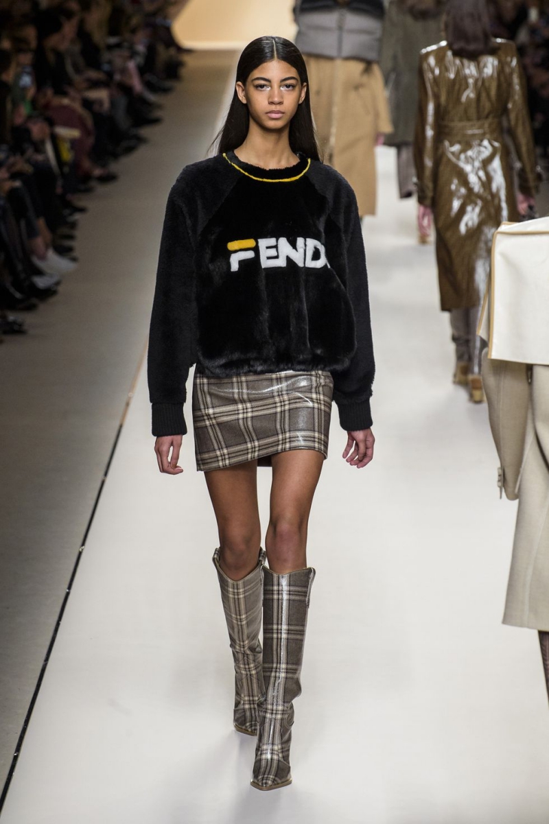 Logo mới của Fendi đã gây sự chú ý đối với giới mộ điệu ngay khi lộ diện trên sàn catwalk.