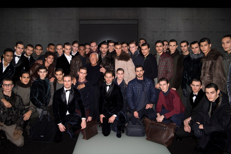 NTK Giorgio Armani chụp hình cùng những người mẫu nam sau show diễn BST Thu Đông 2018-2019 cho nam giới hồi tháng 1 vừa qua. 