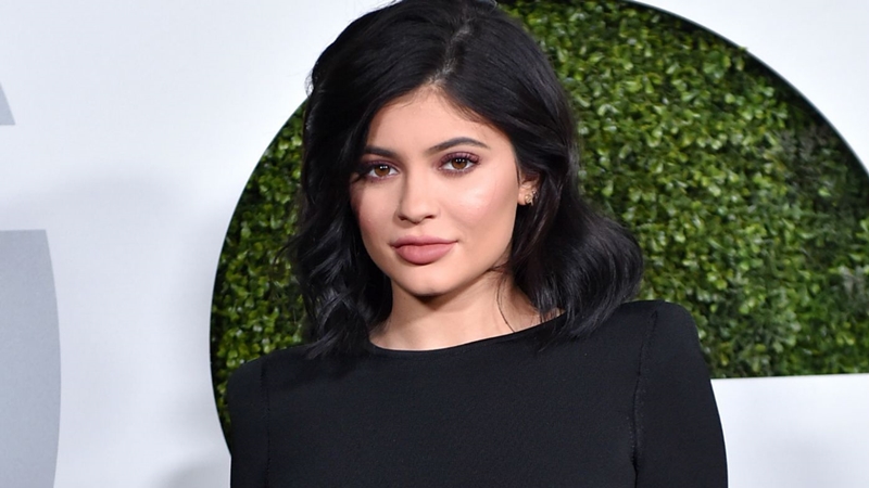 Bức ảnh con gái của “hotgirl môi tều” Kylie Jenner được yêu thích nhất trong lịch sử Instagram