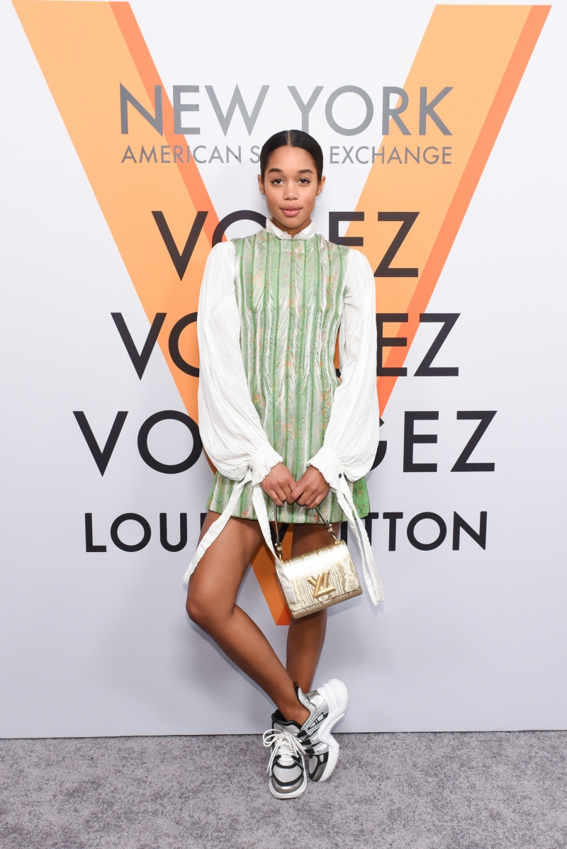 Nữ diễn viên trẻ Laura Harrier mặc nguyên cây trong BST Xuân Hè 2018 của Louis Vuitton trong sự kiện ra mắt triển lãm "Volez Voguez Voyagez" tại New York vừa qua. 