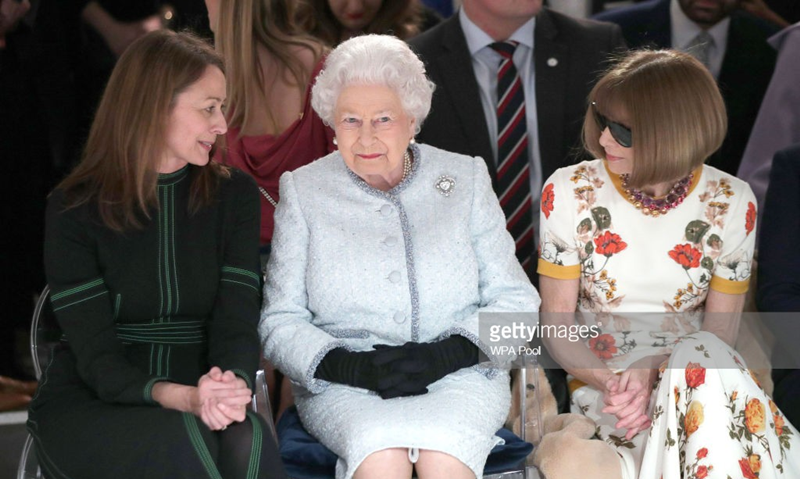 Nữ hoàng đến xem show diễn Thu/Đông 2018 của thương hiệu Richard Quinn trong bộ đầm vải tweed màu xanh bạc tinh tế