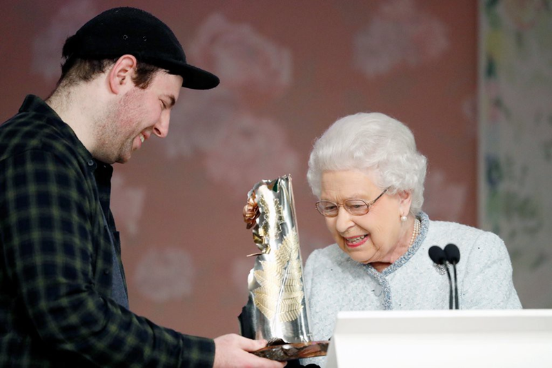 Mục đích chính của Nữ hoàng Anh trong chuyến ghé thăm đầy bất ngờ này là để trao giải thưởng "Queen Elizabeth II Award for British Design" (tạm dịch: giải thưởng Nữ hoàng Elizabeth Đệ Nhị dành cho Thiết kế Anh) cho nhà thiết kế Richard Quinn