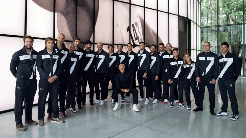 NTK Giorgio Armani (ngồi giữa) từng thiết kế đồng phục cho đội tuyển Olympic Ý