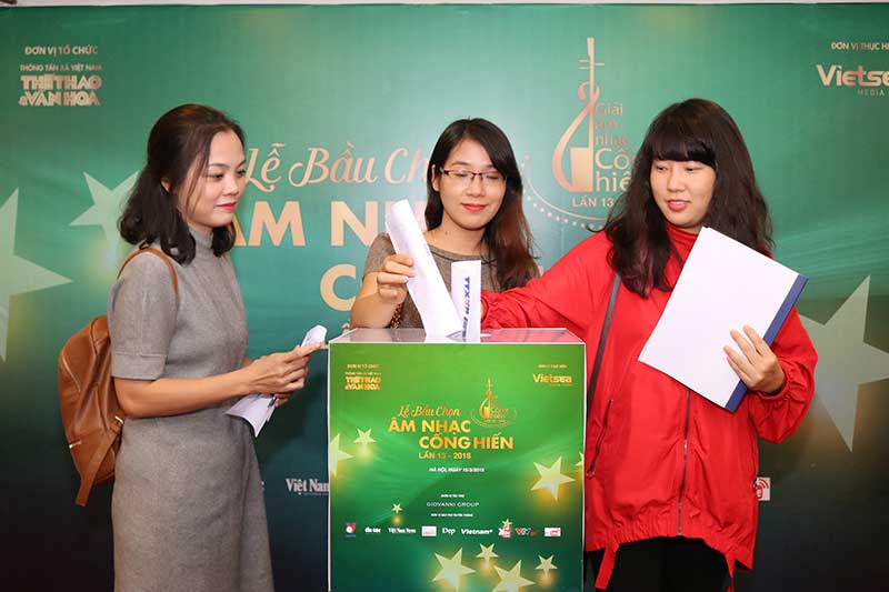Các nhà báo Hà Nội bỏ phiếu bầu sáng 15/3 tại Hà Nội.