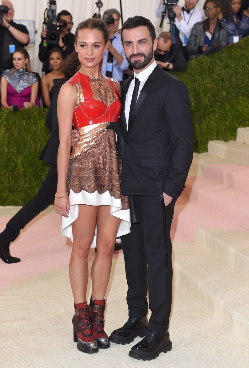 Năm 2016, Alicia Vikander tham dự MET Gala cùng NTK Nicolas Ghesquière.