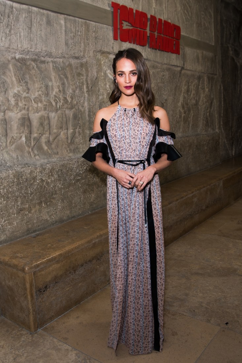 Alicia Vikander chọn mặc một thiết kế đầm dài hở vai của Louis Vuitton cho sự kiện ra mắt phim tại Berlin hồi đầu tháng 3. 