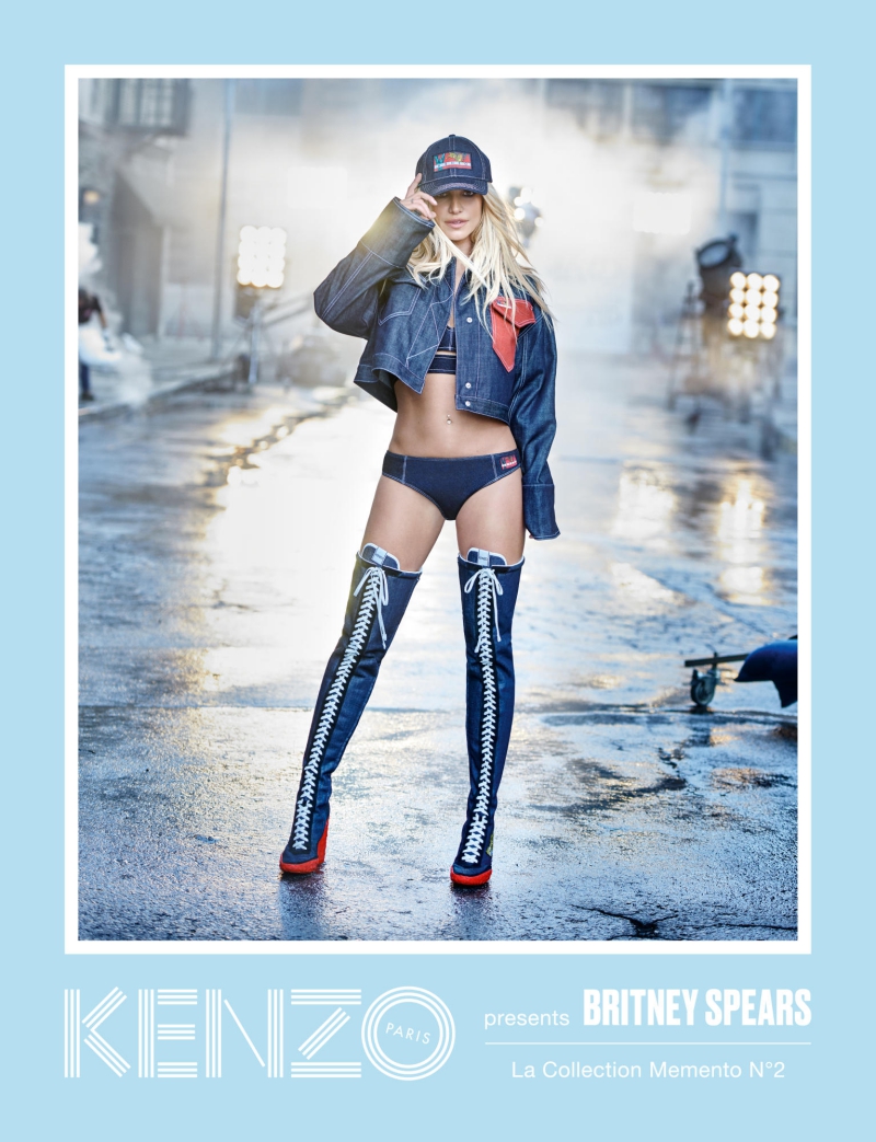 Britney Spears trong bộ trang phục denim thuộc BST La Collection Memento No.2 của kenzo. 