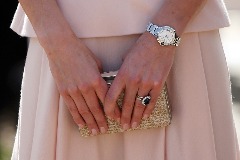Kỉ niệm ba năm ngày cưới, Hoàng tử chọn một chiếc đồng hồ của thương hiệu Ballon Blue de Cartie trị giá 125 triệu đồng để tặng vợ. Đặc biệt hơn, hoàng tử còn gắn thêm một viên sapphire trên đồng hồ để ton-sur-ton với chiếc nhẫn đính hôn và hoa tai từng tặng Kate.