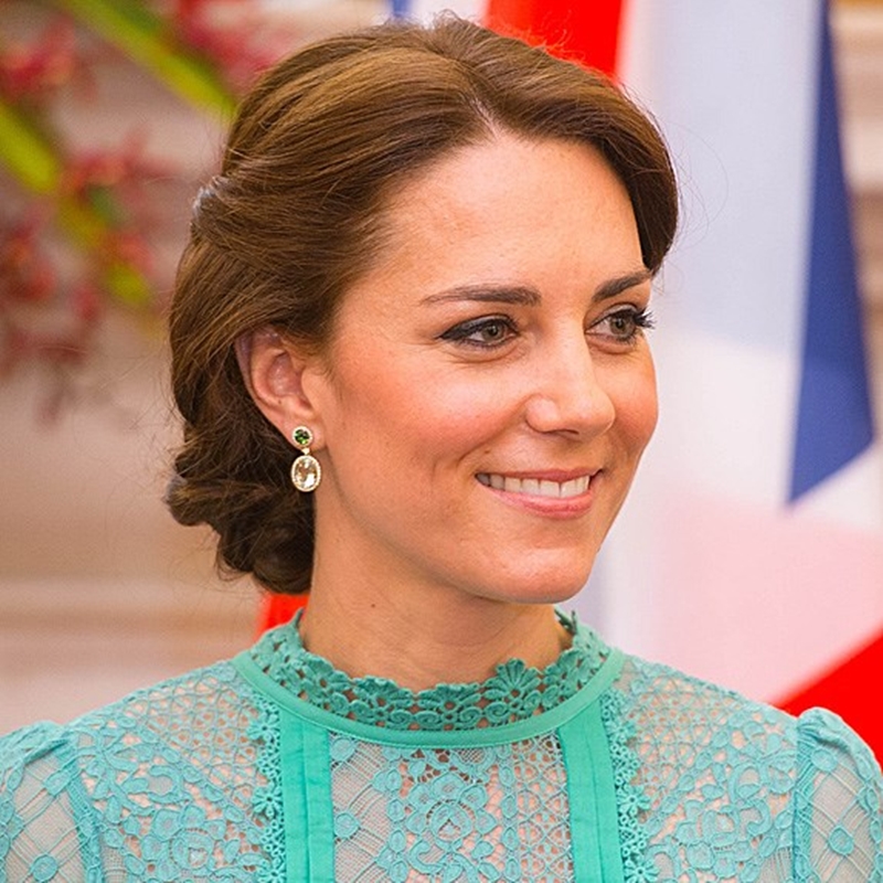 Vào Lễ Giáng sinh đầu tiên trở thành vợ chồng, Hoàng tử William tặng vợ đôi hoa tai làm từ thạch anh tím đính thêm kim cương. Từ nhà thiết kế yêu thích của Kate, Kiki McDonough.