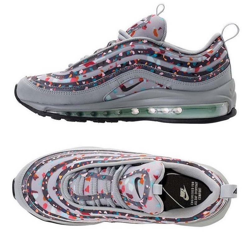 AirMax 97 có dây nhưng để trang trí chứ không phải để buộc.