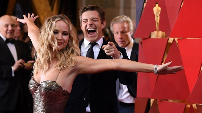 Jennifer Lawrence vẫn không bớt gây trò hài hước qua bao mùa Oscar