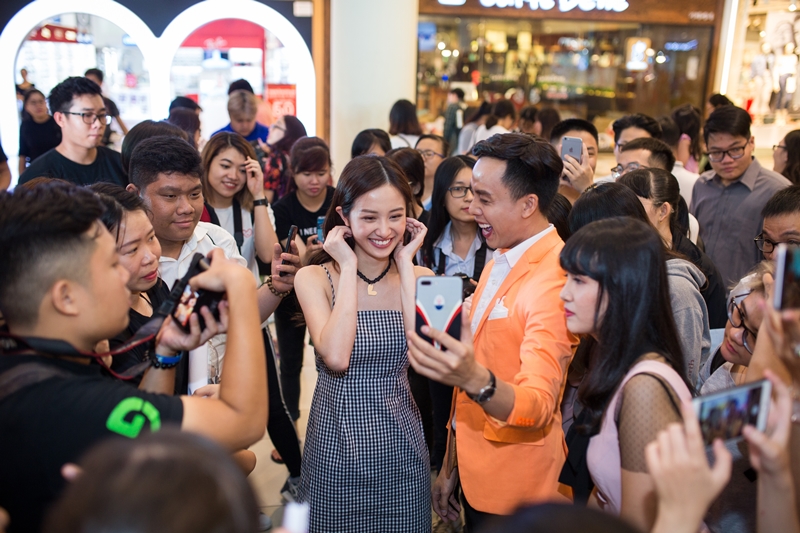 un Vũ selfie cùng fans và khách hàng tại sự kiện 