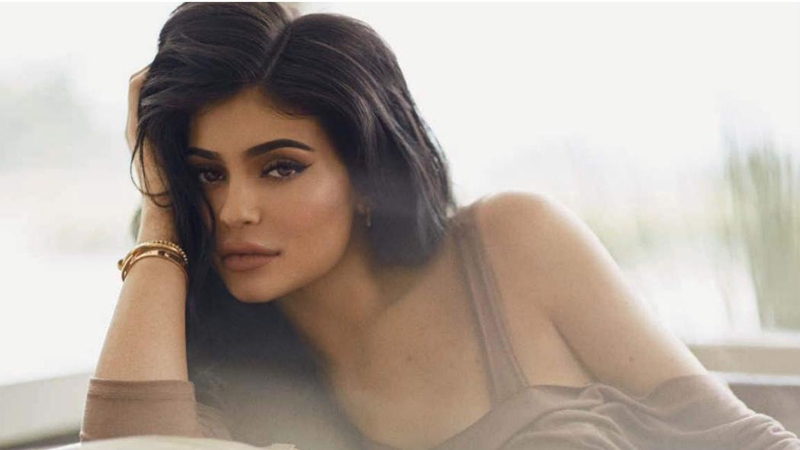 Sau cơn mưa chỉ trích là “bà mẹ tồi”, Kylie Jenner lần đầu khoe ảnh cận mặt con gái