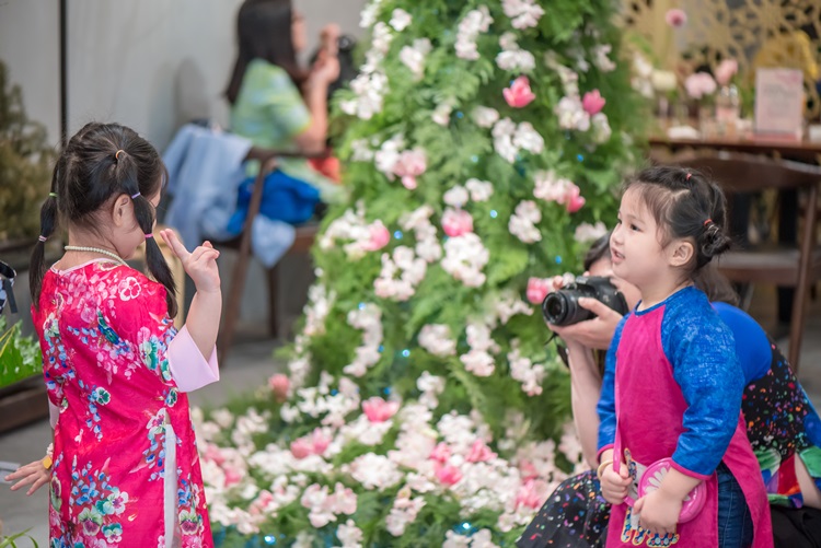 Các bạn trẻ cũng vô cùng yêu thích không gian lãng mạn với hàng trăm loại hoa mới lạ