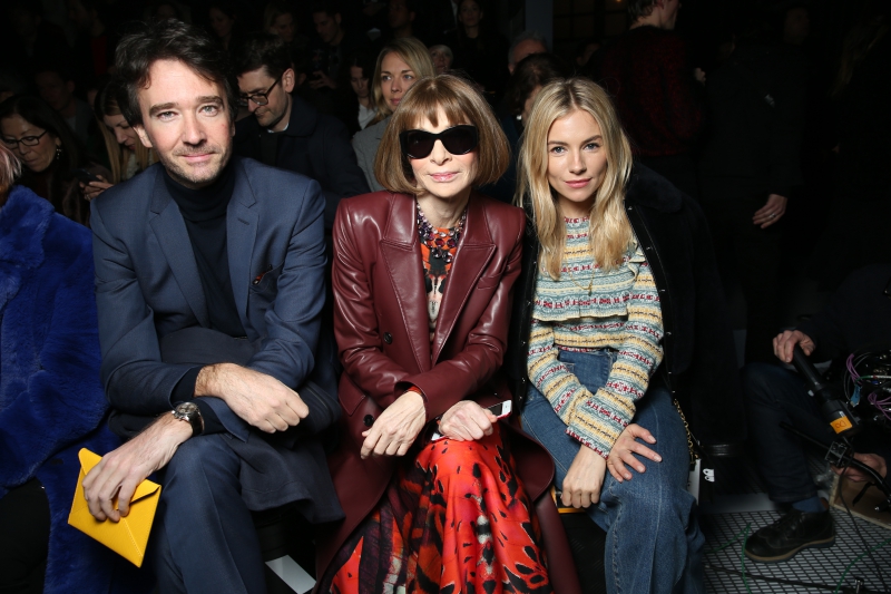 Từ trái qua: Doanh nhân Antoine Arnault (Chủ tịch thương hiệu Berluti), Tổng biên tập Vogue Mỹ Anna Wintour, nữ diễn viên Sienna Miller. 