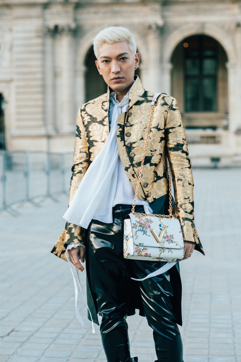Blogger Bryanboy "xúng xính" trong nguyên bộ trang phục và phụ kiện của Louis Vuitton. 