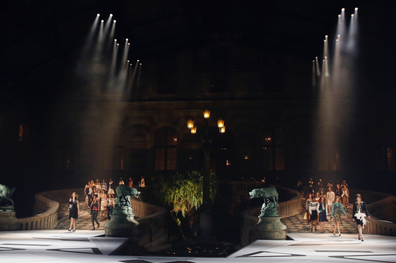 Sân khấu hoành tráng của Louis Vuitton được dựng lên tại sân vườn đã lâu không còn được sử dụng bên trong Bảo tàng Louvre.